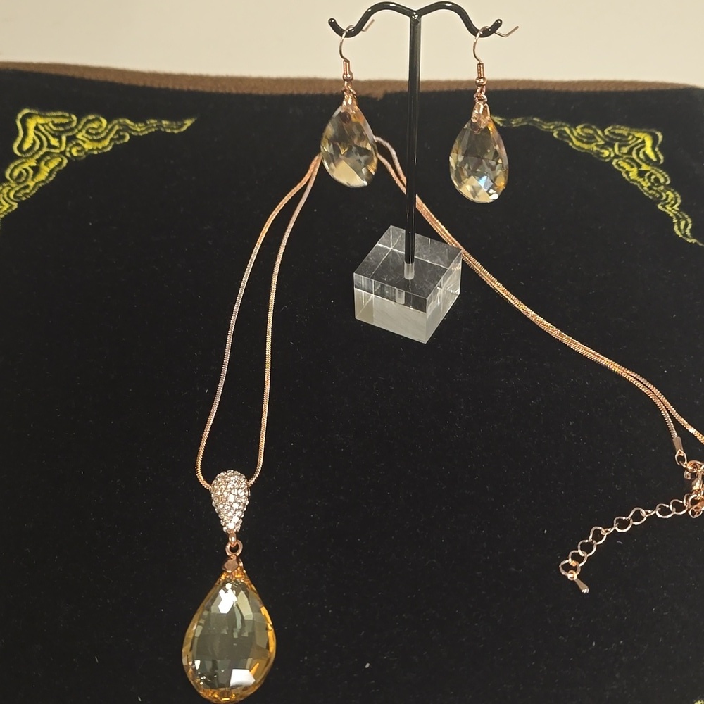 ๐๏ธ Simulated Champagne Sapphire & White Austrian Crystal Earrings & Necklace - Picture 13 of 15
